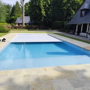 Piscine avec volet roulant en Normandie