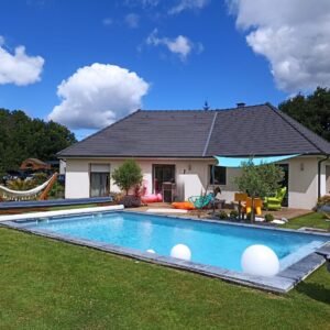 Piscine sous le soleil en Normandie